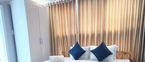 Habitación superior | Caja fuerte, wifi gratis, ropa de cama