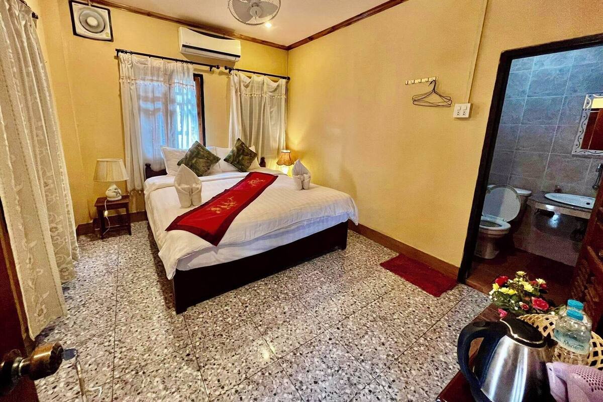 Deluxe Double Room | Peti besi dalam bilik, meja, kalis bunyi 