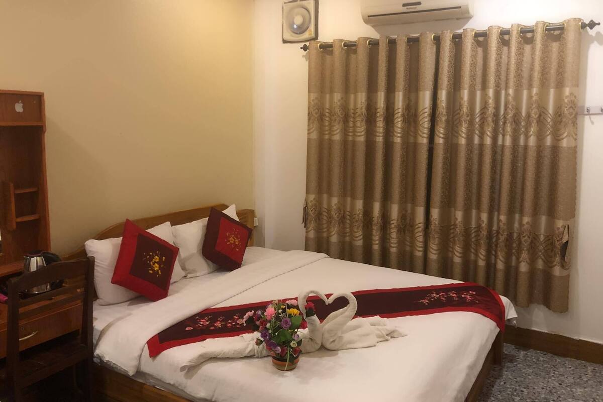 Peti besi dalam bilik, meja, kalis bunyi 