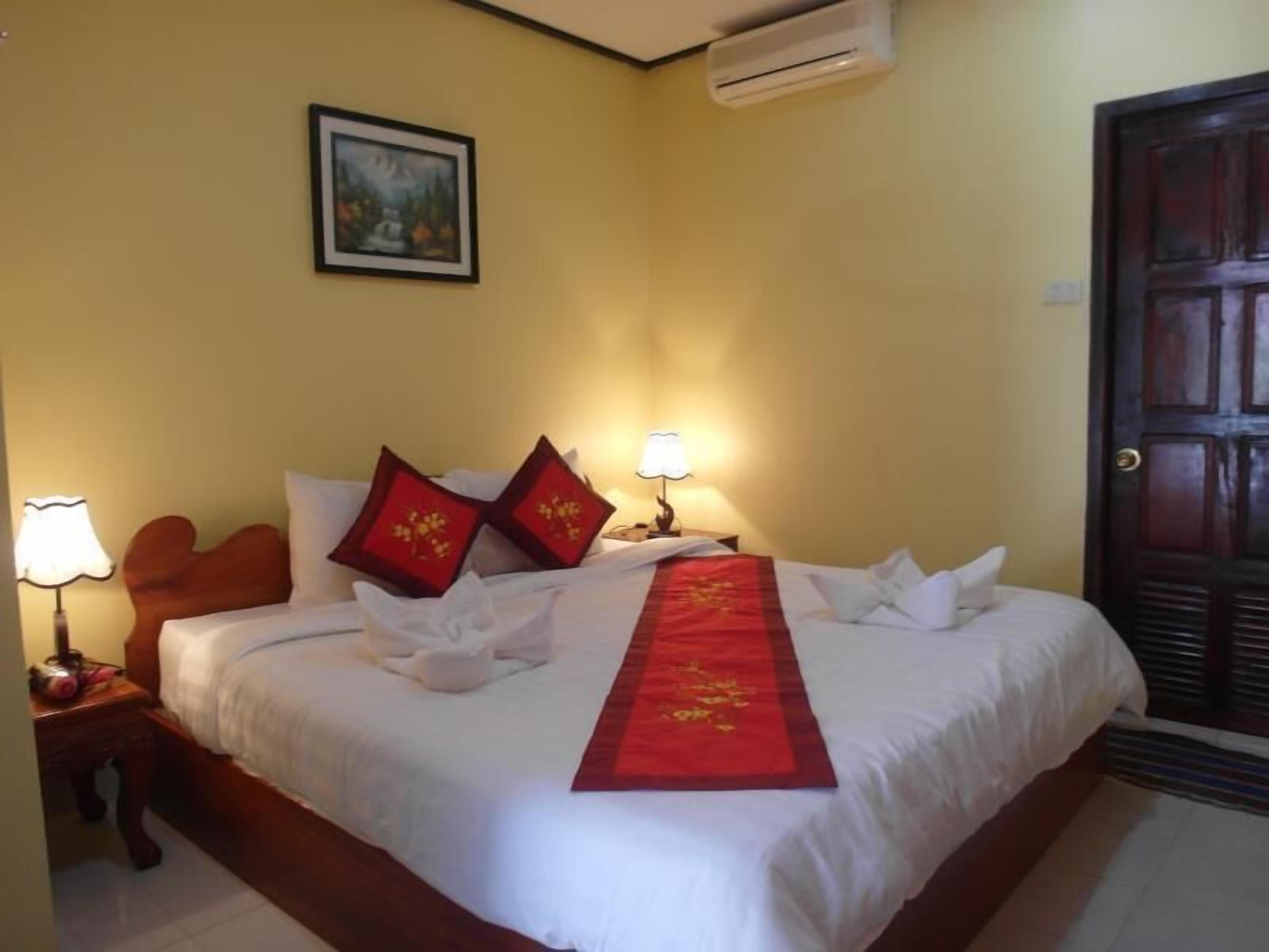 Brankas, meja kerja, dan kedap suara