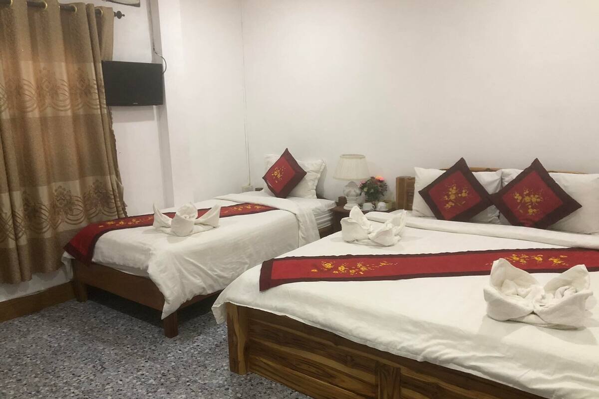 Peti besi dalam bilik, meja, kalis bunyi 