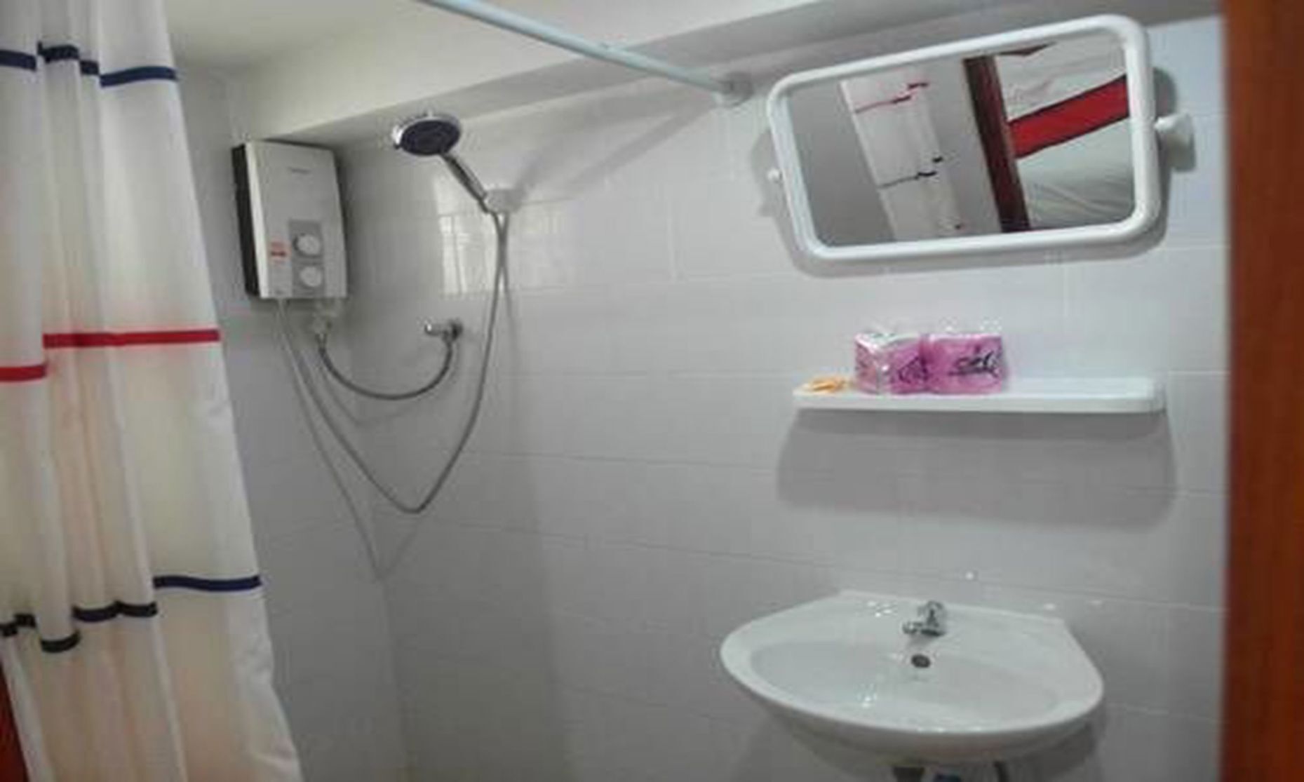 Baño | Ducha, artículos de higiene personal gratuitos y secador de pelo