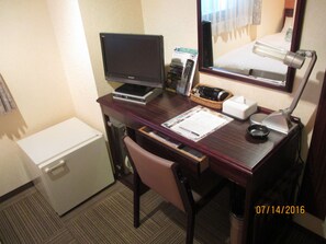 Desk, blackout curtains, iron/ironing board, free WiFi - Hotel Green With (Sendai)