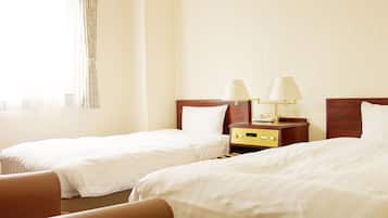 Escritorio, cortinas blackout y tabla de planchar con plancha