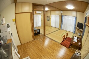 Japanese-Style Room | Desk, free WiFi