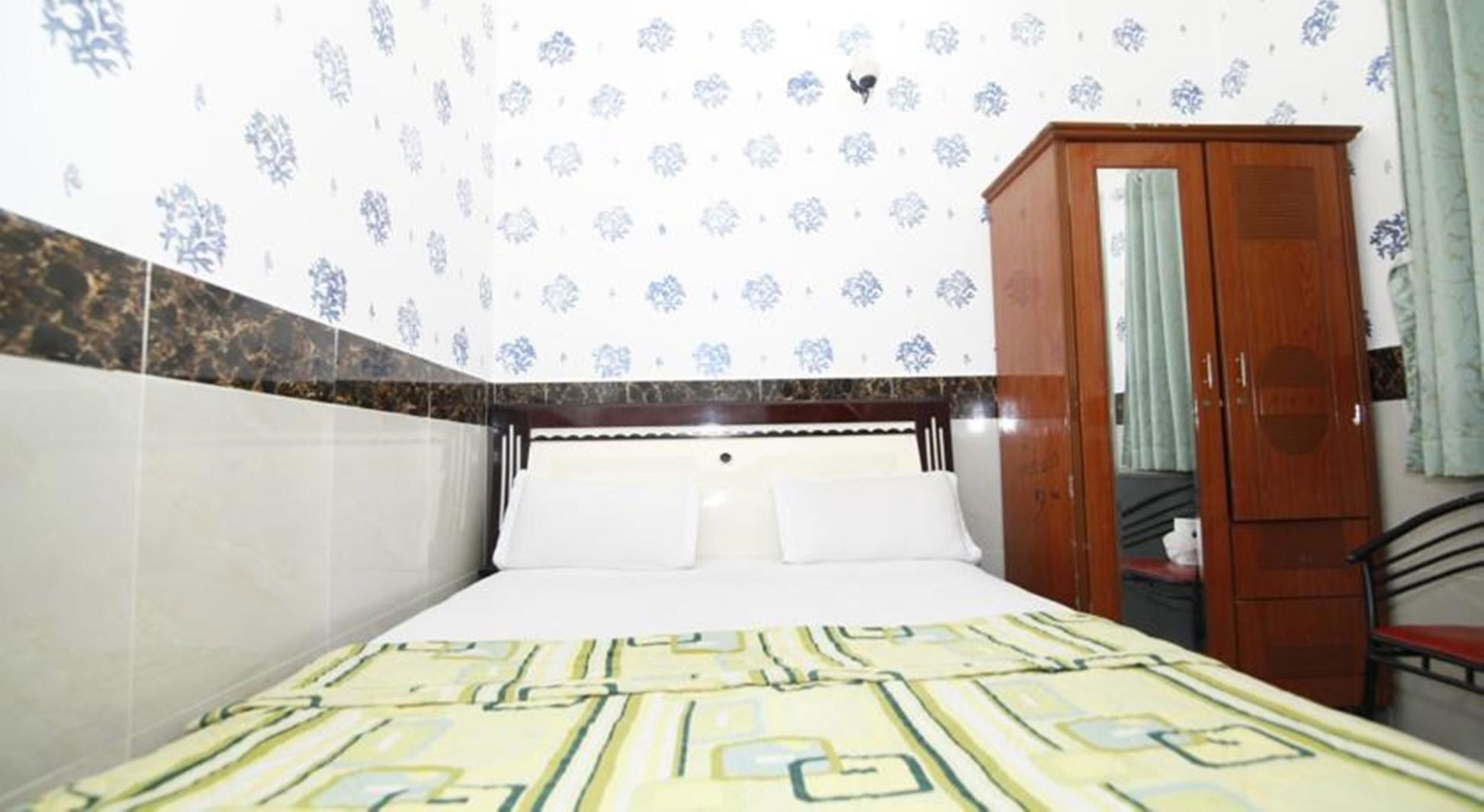 Desk, soundproofing, free WiFi, bed sheets