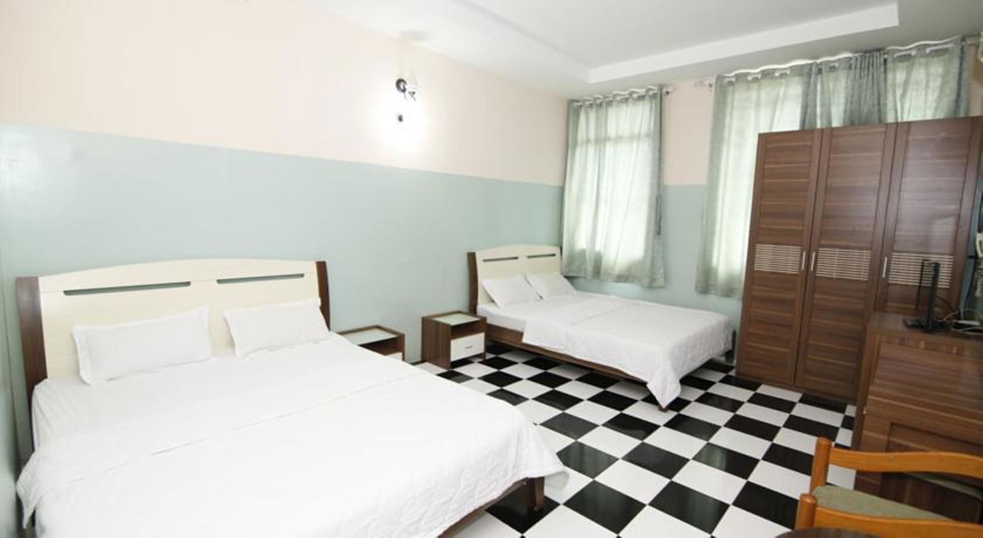 Desk, soundproofing, free WiFi, bed sheets