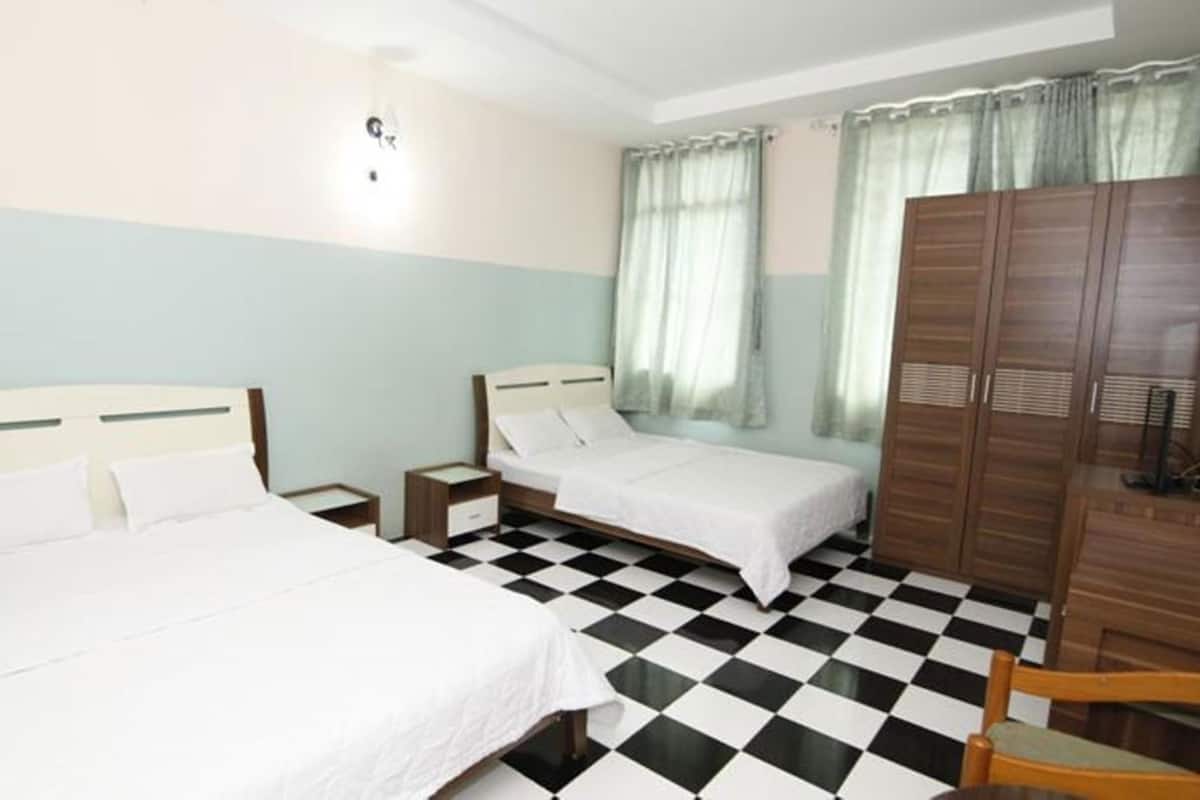 Desk, soundproofing, free WiFi, bed sheets