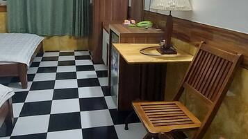 Standardzimmer (4 guests) | Schreibtisch, schallisolierte Zimmer, kostenloses WLAN, Bettwäsche