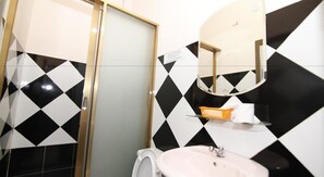 Douche, articles de toilette de luxe, sèche-cheveux, chaussons