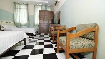 Standardzimmer (4 guests) | Schreibtisch, schallisolierte Zimmer, kostenloses WLAN, Bettwäsche