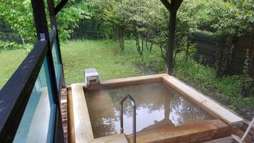 Free minibar, in-room safe