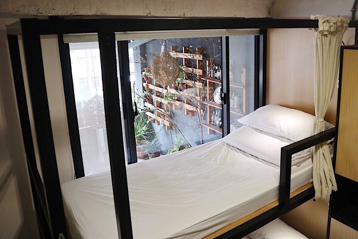 Dormitorio condiviso, dormitorio misto, non fumatori, bagno condiviso (Single Bunk Bed) | Copriletto in piuma, materassi Select Comfort, con stile personalizzato