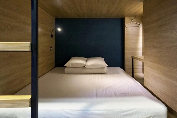 Down comforters, Select Comfort beds, individually decorated - DONGMEN 3 Capsule Inn - Hostel (Taipei)