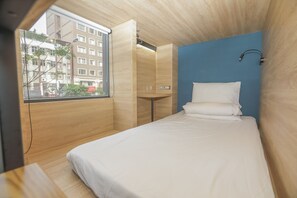 Down comforters, Select Comfort beds, individually decorated - DONGMEN 3 Capsule Inn - Hostel (Taipei)
