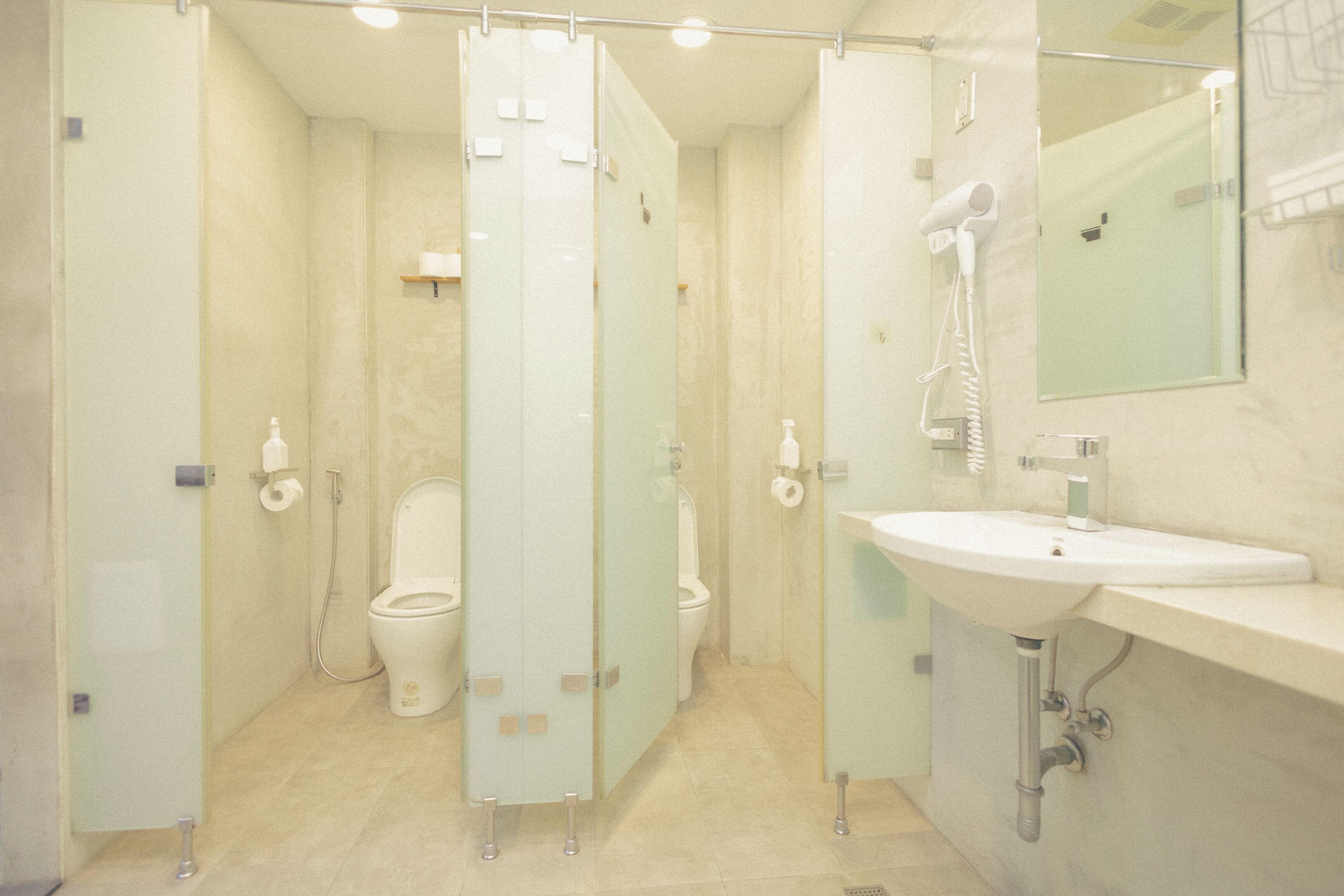 Ein Badezimmer mit Dusche, Toilette und Waschbecken.
