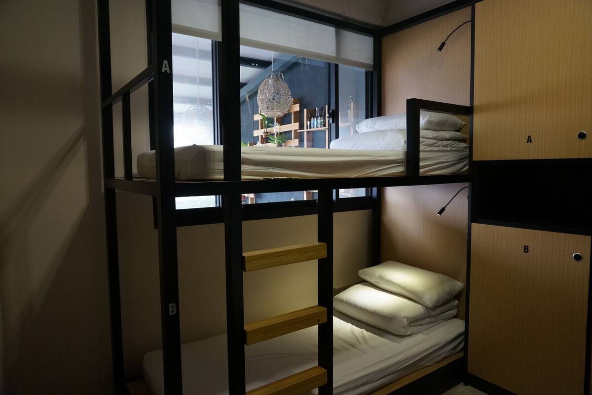 Camera quadrupla, dormitorio misto, bagno condiviso | Copriletto in piuma, materassi Select Comfort, con stile personalizzato