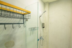 Bathroom shower - DONGMEN 3 Capsule Inn - Hostel (Taipei)