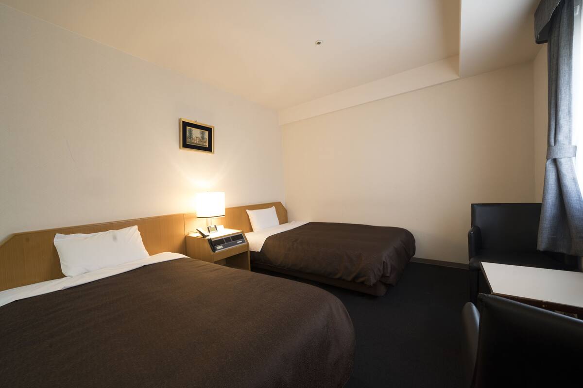 Twin Room with Extra Bed, Non Smoking | Desk, blackout drapes, WiFi (free)