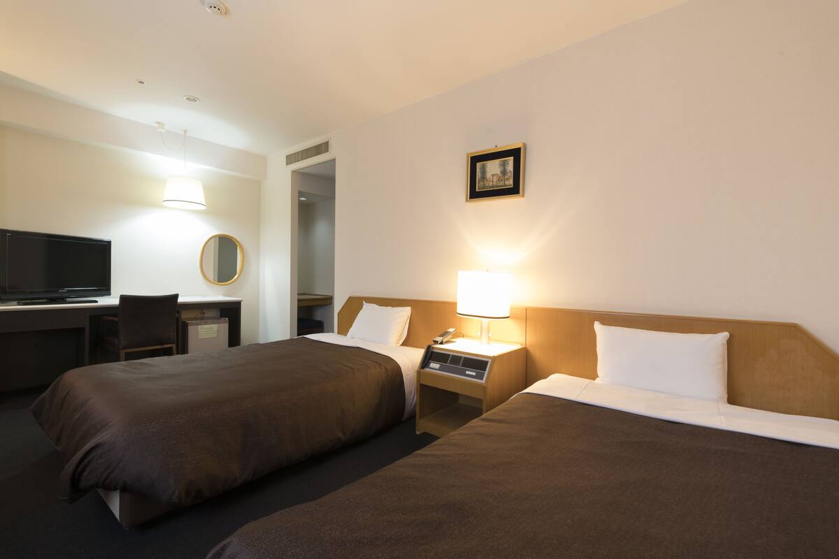  Twin Room with Extra Bed, Smoking | Desk, blackout drapes, WiFi (free)