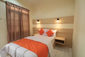 Desk, bed sheets - The Kuta Bagus View (Kuta)
