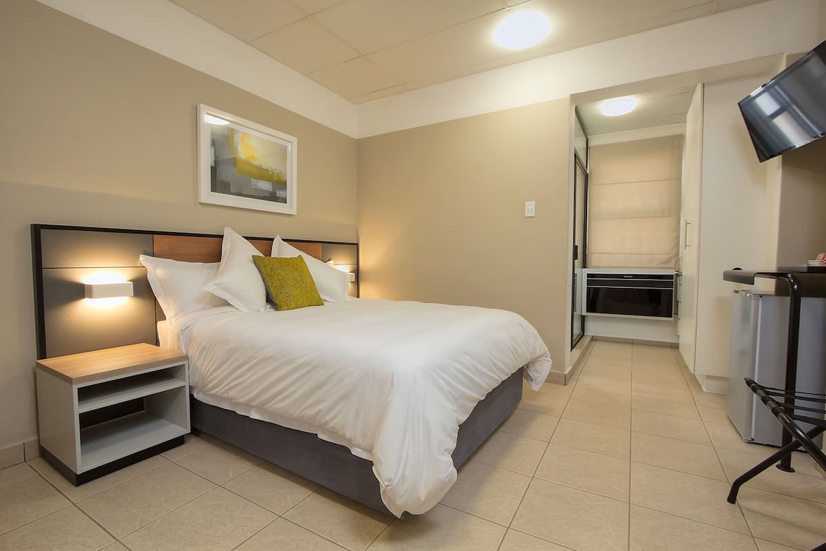 Chambre Standard double, 1 grand lit | Coffre-fort, bureau, fer et planche Ă repasser, accĂšs au Wi-Fi (inclus)