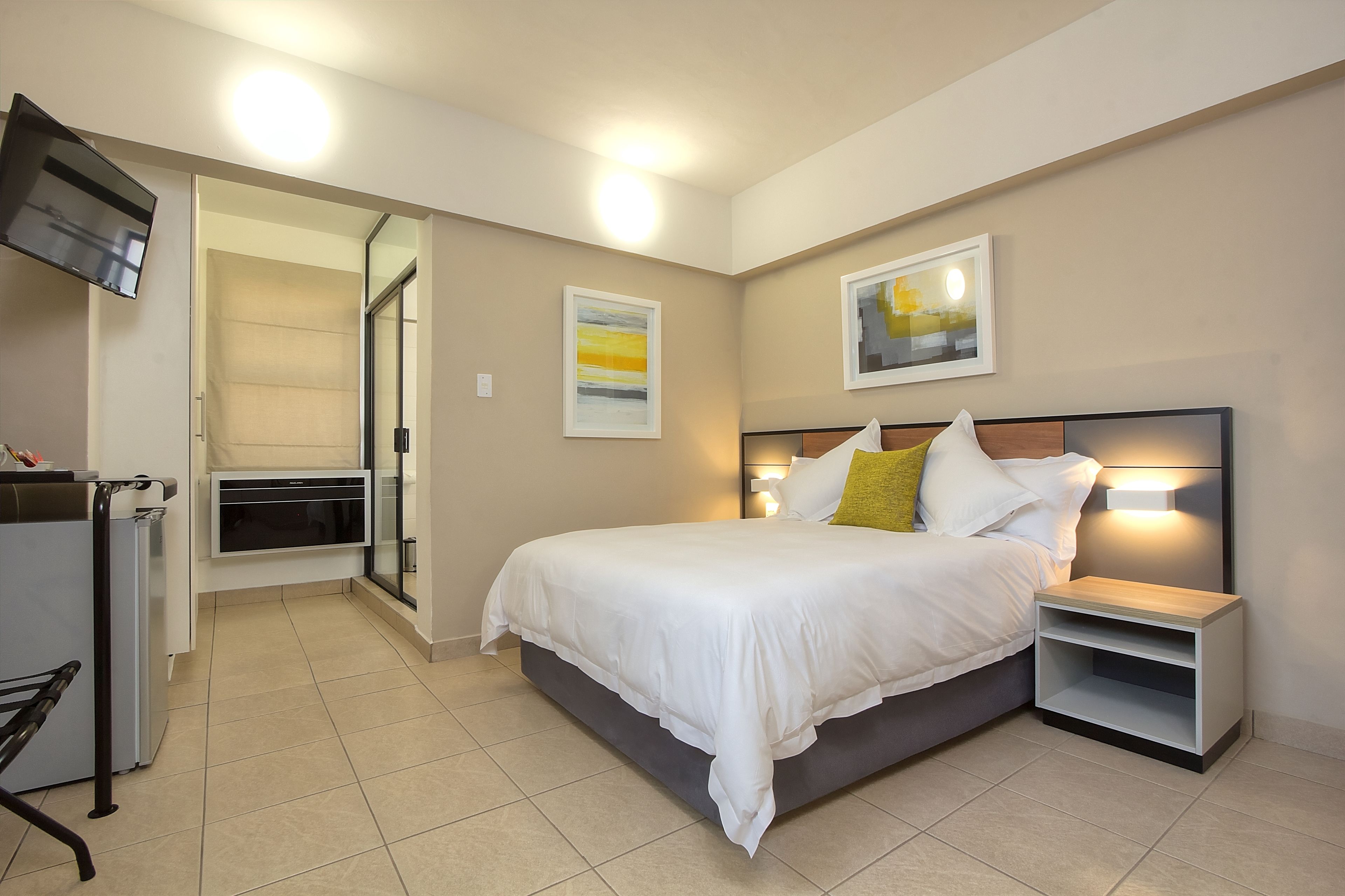 Doppia Standard, 1 letto queen | Una cassaforte in camera, una scrivania, ferro/asse da stiro