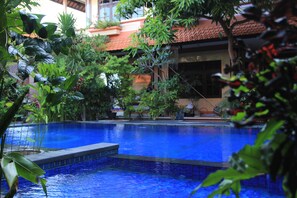 Outdoor pool - Losmen Cempaka 3 (Kuta)