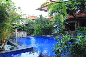 Outdoor pool - Losmen Cempaka 3 (Kuta)