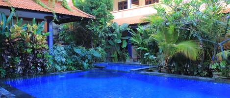 Una piscina al aire libre