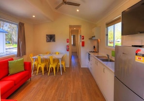 Two Bedroom Villa | Premium bedding, free WiFi, bed sheets - Yea Riverside Caravan Park (Yea)