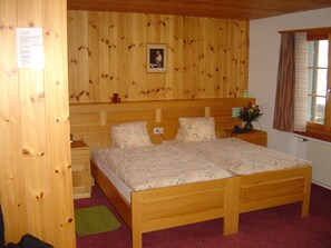 Chambre avec lits jumeaux, balcon, vue montagne | Chambres insonorisées, Wi-Fi gratuit, draps fournis