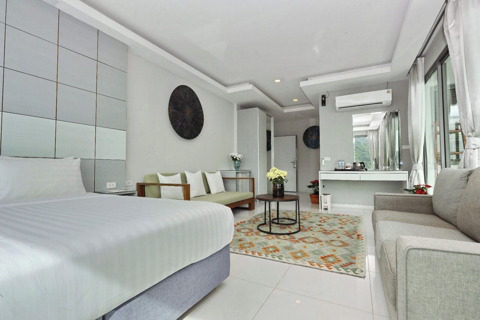 Junior Suite | Minibar, in-room safe, desk, blackout curtains