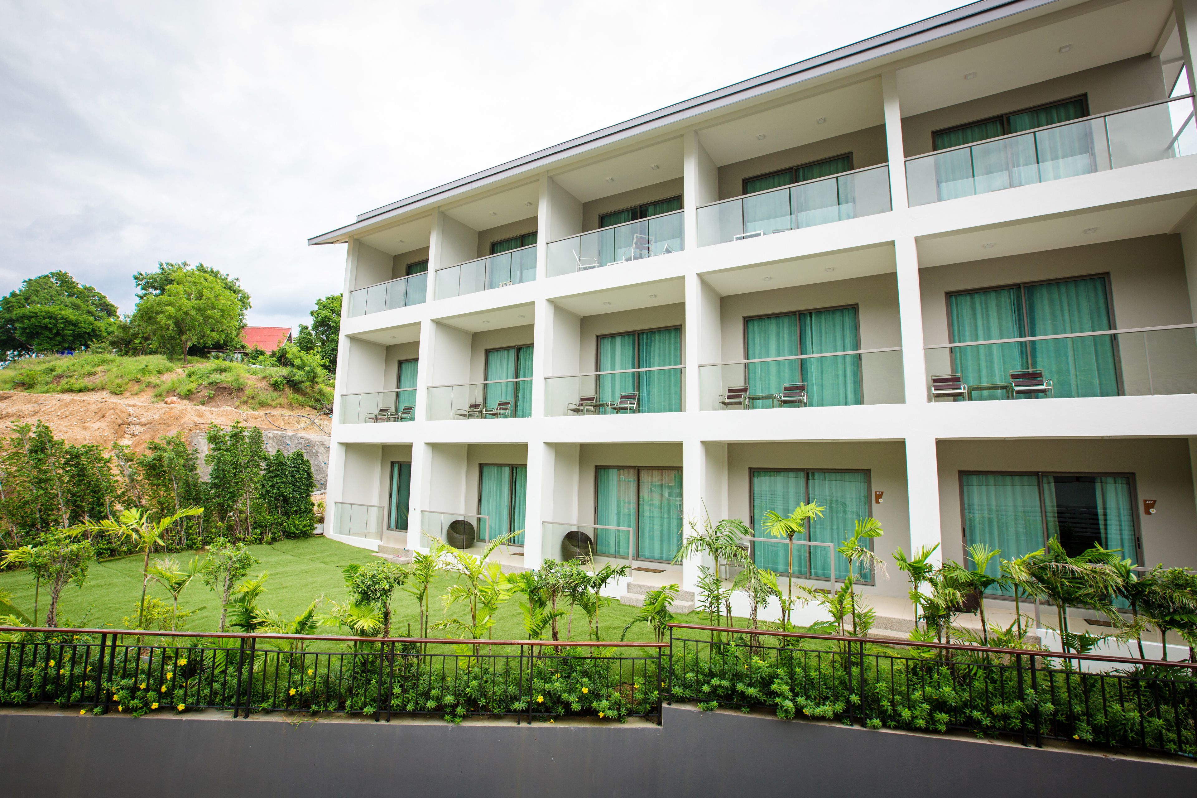 Vista frontal de la propiedad