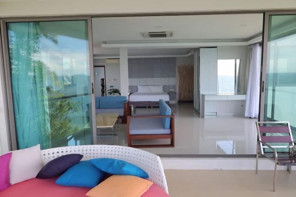 Minibar, caja de seguridad en la habitación y escritorio