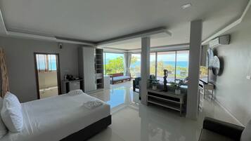 Studio Suite Royal | Minibar, két bảo mật tại phòng, bàn, màn/rèm cản sáng
