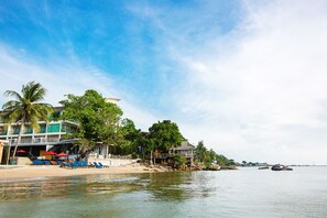 鄰近海灘、躺椅、遮陽傘、海灘浴巾