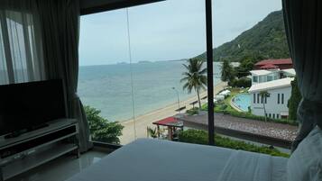 Junior Suite | Minibar, in-room safe, desk, blackout drapes