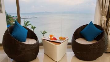 Royal Suite | Minibar, in-room safe, desk, blackout drapes