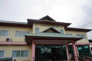 Um edifício com uma placa que diz "Siam Resort".