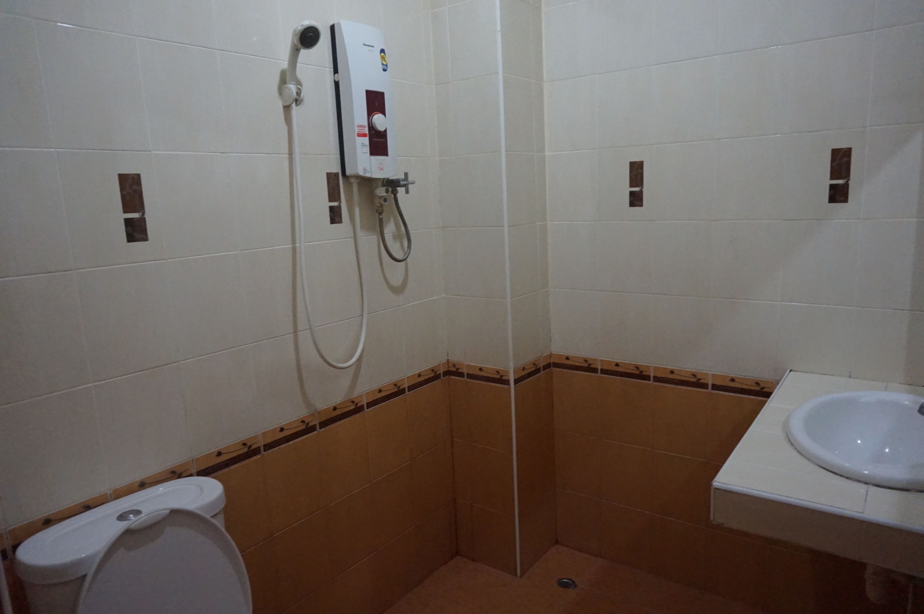 تجهيزات دش، مستلزمات مجانية للعناية الشخصية، مجففات شعر، مناشف