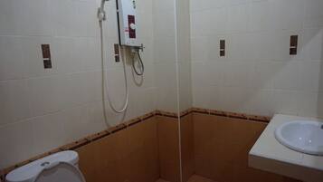 Regadera, amenidades de baño gratuitas, secadora de cabello, toallas