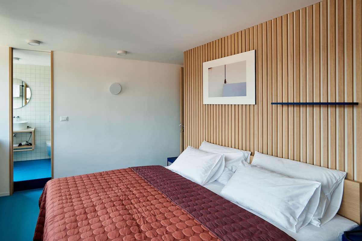 Deluxe Double Room, 1 Double Bed, City View | Minibar, in-room safe, desk, soundproofing