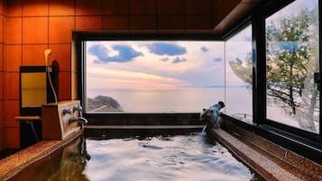 华丽开间, 1 间卧室, 私人浴室, 海洋景观 | 羽绒被、客房内保险箱、免费 WiFi