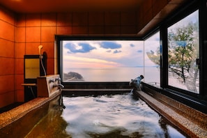 Studio Deluxe, 1 chambre, salle de bain privée, vue sur l’océan | Salle de bain | Articles de toilette (gratuits), séchoir à cheveux, pantoufles