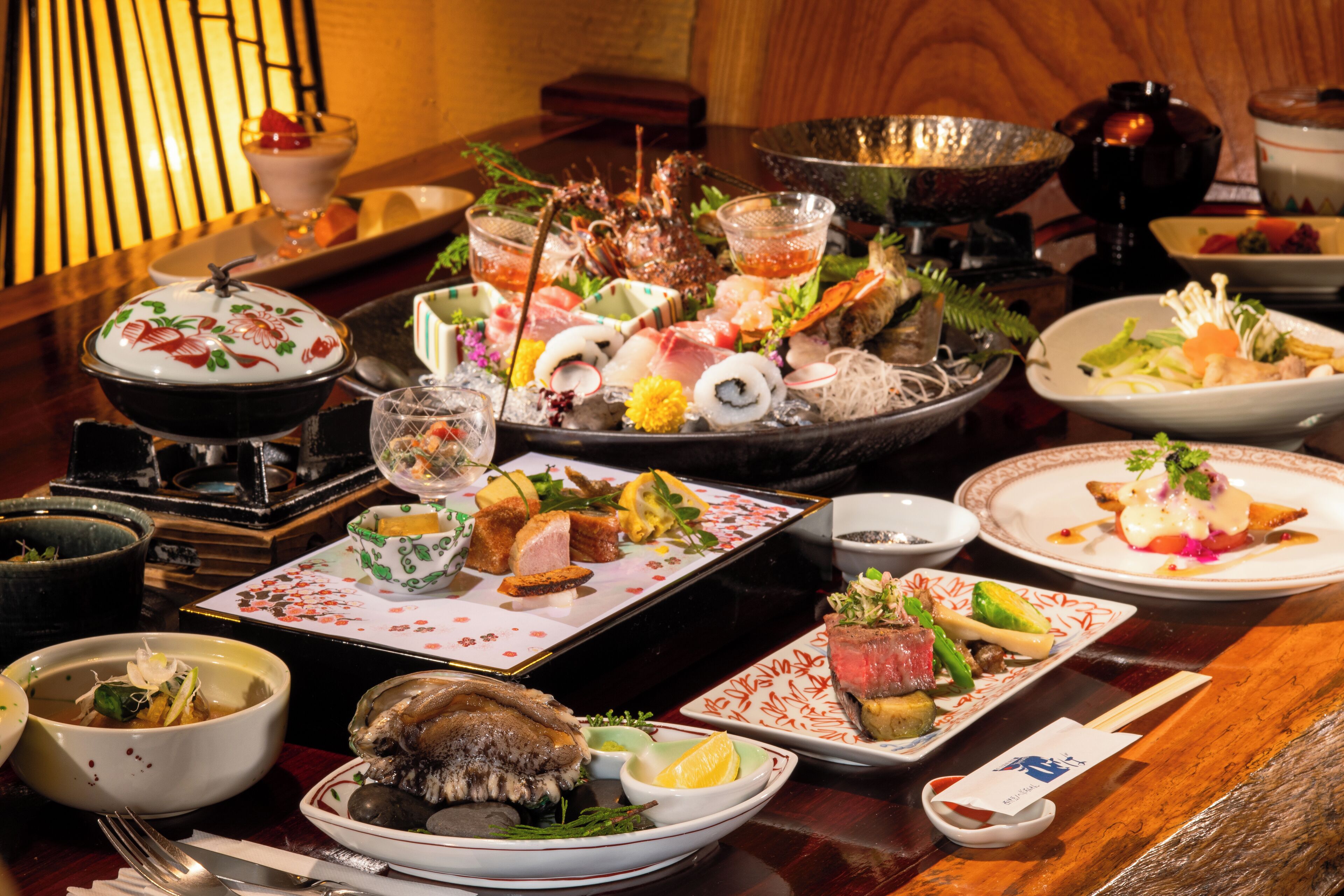 Diversos pratos em uma mesa de madeira, incluindo frutos do mar, legumes e carne, indicando um ambiente de restaurante.