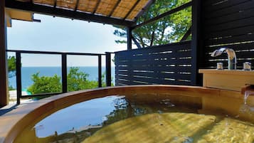 华丽开间套房, 热水浴缸, 海洋景观 | 羽绒被、客房内保险箱、免费 WiFi