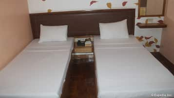 Standard Twin Room | Meja, kalis bunyi, Wi-fi percuma, cadar katil 