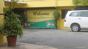 A yellow building with a 'Welcome' sign and a potted plant in the foreground. - Park Bed and Breakfast Hotel Pasay (Pasay)