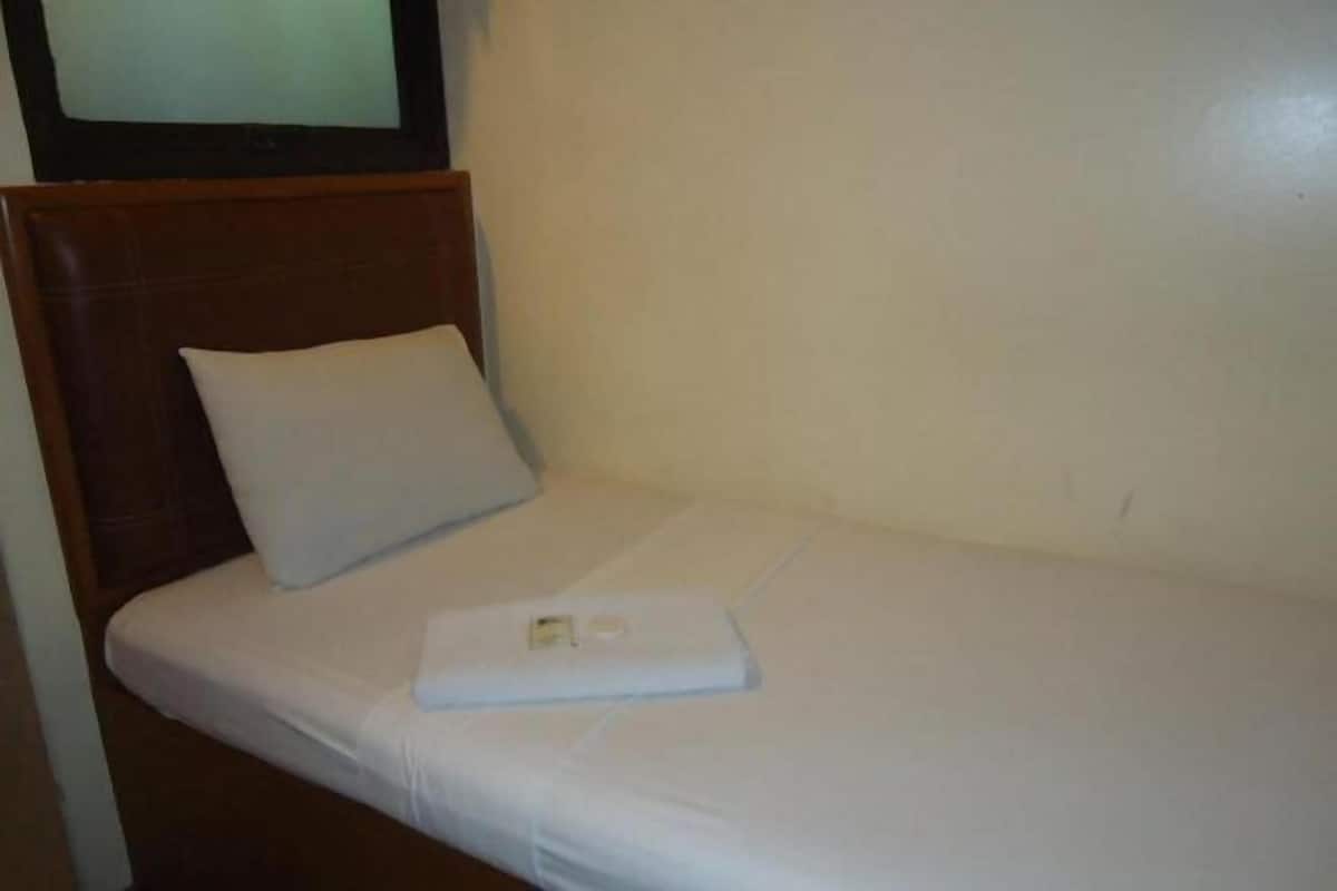 Desk, soundproofing, free WiFi, bed sheets